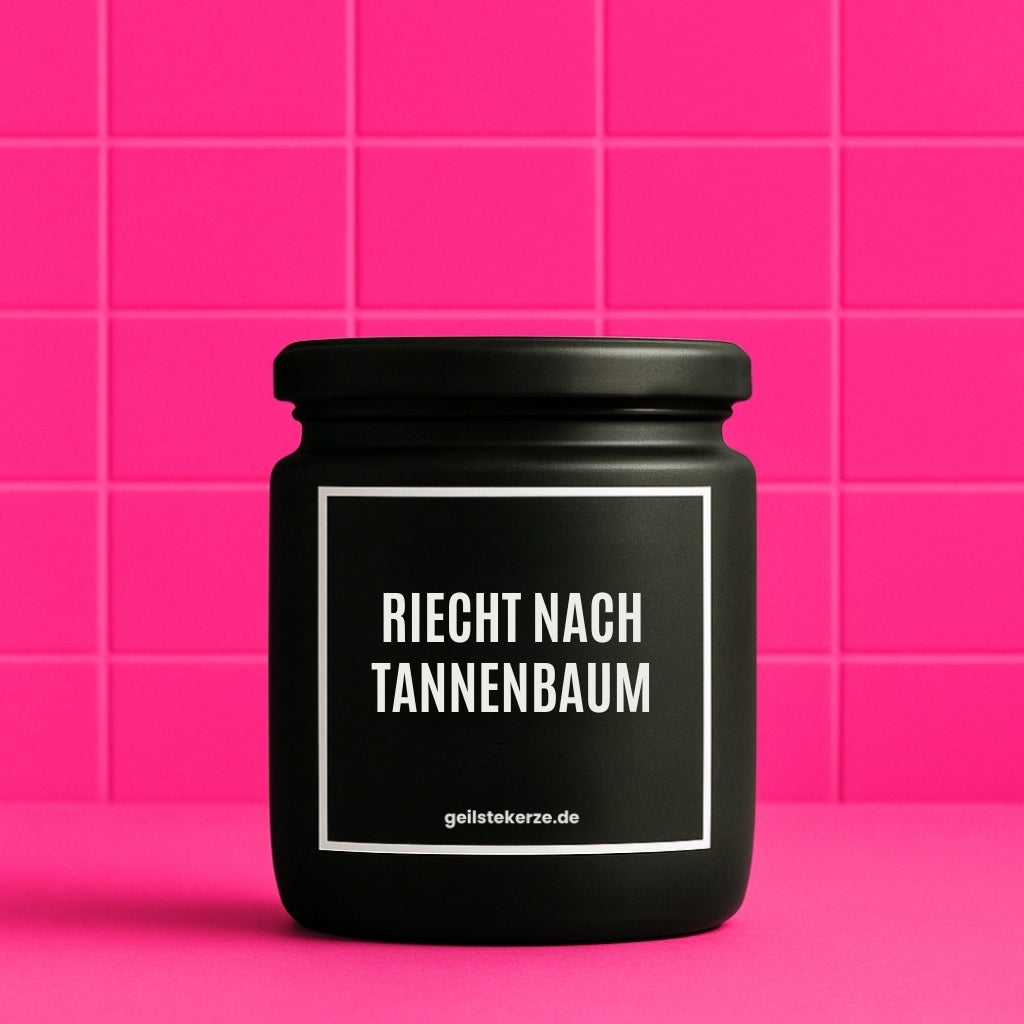 Erste von künstlicher Intelligenz kreierte Vegane Bio-Kerze mit Spruch – RIECHT NACH TANNENBAUM Mega lange Brenndauer von 80 Stunde, hochwertige ätherische Öle schaffen beste Duftverteilung. Mit 1400 lustigen Sprüchen perfekt zum Verschenken. Handgemacht in Deutschland von geilstekerze.de -Die beste Duftkerze die du kaufen kannst.