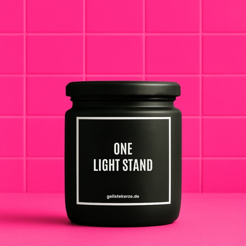 Erste von künstlicher Intelligenz kreierte Vegane Bio-Kerze mit Spruch – ONE LIGHT STAND Mega lange Brenndauer von 80 Stunde, hochwertige ätherische Öle schaffen beste Duftverteilung. Mit 1400 lustigen Sprüchen perfekt zum Verschenken. Handgemacht in Deutschland von geilstekerze.de -Die beste Duftkerze die du kaufen kannst.