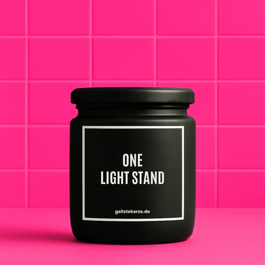 Erste von künstlicher Intelligenz kreierte Vegane Bio-Kerze mit Spruch – ONE LIGHT STAND Mega lange Brenndauer von 80 Stunde, hochwertige ätherische Öle schaffen beste Duftverteilung. Mit 1400 lustigen Sprüchen perfekt zum Verschenken. Handgemacht in Deutschland von geilstekerze.de -Die beste Duftkerze die du kaufen kannst.