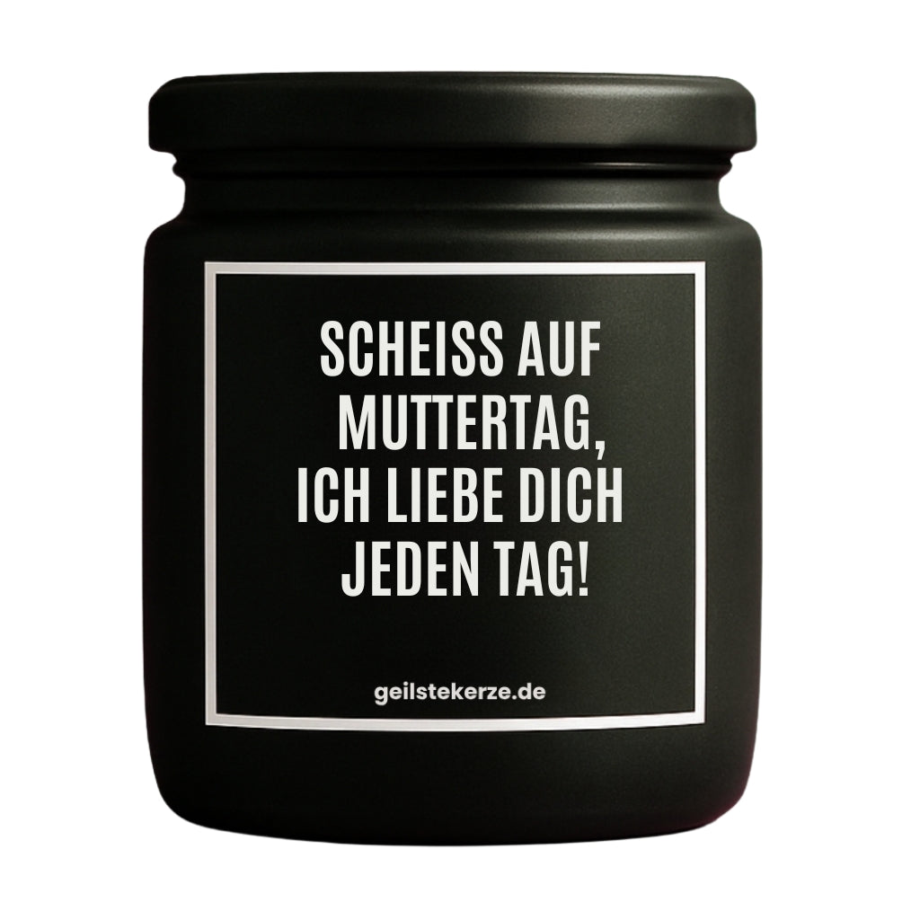 Erste von künstlicher Intelligenz kreierte Vegane Bio-Kerze mit Spruch – SCHEISS AUF MUTTERTAG, ICH LIEBE DICH JEDEN TAG! Mega lange Brenndauer von 80 Stunde, hochwertige ätherische Öle schaffen beste Duftverteilung. Mit 1400 lustigen Sprüchen perfekt zum Verschenken. Handgemacht in Deutschland von geilstekerze.de -Die beste Duftkerze die du kaufen kannst.