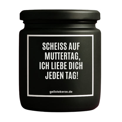 Erste von künstlicher Intelligenz kreierte Vegane Bio-Kerze mit Spruch – SCHEISS AUF MUTTERTAG, ICH LIEBE DICH JEDEN TAG! Mega lange Brenndauer von 80 Stunde, hochwertige ätherische Öle schaffen beste Duftverteilung. Mit 1400 lustigen Sprüchen perfekt zum Verschenken. Handgemacht in Deutschland von geilstekerze.de -Die beste Duftkerze die du kaufen kannst.