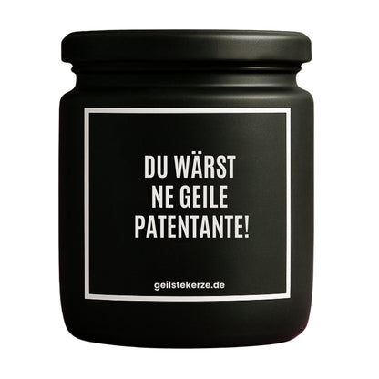 Erste von künstlicher Intelligenz kreierte Vegane Bio-Kerze mit Spruch – DU WÄRST NE GEILE PATENTANTE! Mega lange Brenndauer von 80 Stunde, hochwertige ätherische Öle schaffen beste Duftverteilung. Mit 1400 lustigen Sprüchen perfekt zum Verschenken. Handgemacht in Deutschland von geilstekerze.de -Die beste Duftkerze die du kaufen kannst.