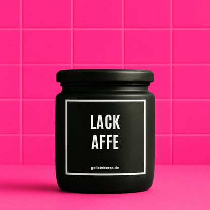 Erste von künstlicher Intelligenz kreierte Vegane Bio-Kerze mit Spruch – LACKAFFE Mega lange Brenndauer von 80 Stunde, hochwertige ätherische Öle schaffen beste Duftverteilung. Mit 1400 lustigen Sprüchen perfekt zum Verschenken. Handgemacht in Deutschland von geilstekerze.de -Die beste Duftkerze die du kaufen kannst.
