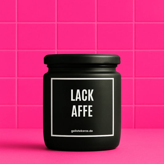 Erste von künstlicher Intelligenz kreierte Vegane Bio-Kerze mit Spruch – LACKAFFE Mega lange Brenndauer von 80 Stunde, hochwertige ätherische Öle schaffen beste Duftverteilung. Mit 1400 lustigen Sprüchen perfekt zum Verschenken. Handgemacht in Deutschland von geilstekerze.de -Die beste Duftkerze die du kaufen kannst.