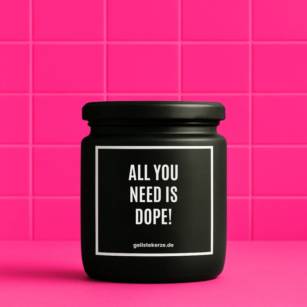 Erste von künstlicher Intelligenz kreierte Vegane Bio-Kerze mit Spruch – ALL YOU NEED IS DOPE! Mega lange Brenndauer von 80 Stunde, hochwertige ätherische Öle schaffen beste Duftverteilung. Mit 1400 lustigen Sprüchen perfekt zum Verschenken. Handgemacht in Deutschland von geilstekerze.de -Die beste Duftkerze die du kaufen kannst.