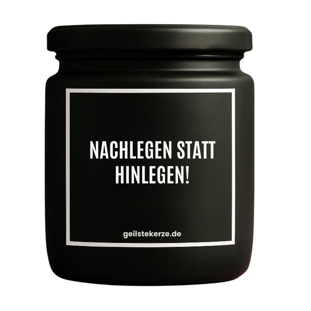 Erste von künstlicher Intelligenz kreierte Vegane Bio-Kerze mit Spruch – NACHLEGEN STATT HINLEGEN! Mega lange Brenndauer von 80 Stunde, hochwertige ätherische Öle schaffen beste Duftverteilung. Mit 1400 lustigen Sprüchen perfekt zum Verschenken. Handgemacht in Deutschland von geilstekerze.de -Die beste Duftkerze die du kaufen kannst.