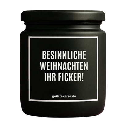 Erste von künstlicher Intelligenz kreierte Vegane Bio-Kerze mit Spruch – BESINNLICHE WEIHNACHTEN IHR FICKER! Mega lange Brenndauer von 80 Stunde, hochwertige ätherische Öle schaffen beste Duftverteilung. Mit 1400 lustigen Sprüchen perfekt zum Verschenken. Handgemacht in Deutschland von geilstekerze.de -Die beste Duftkerze die du kaufen kannst.