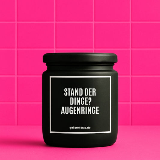 Erste von künstlicher Intelligenz kreierte Vegane Bio-Kerze mit Spruch – STAND DER DINGE? AUGENRINGE Mega lange Brenndauer von 80 Stunde, hochwertige ätherische Öle schaffen beste Duftverteilung. Mit 1400 lustigen Sprüchen perfekt zum Verschenken. Handgemacht in Deutschland von geilstekerze.de -Die beste Duftkerze die du kaufen kannst.