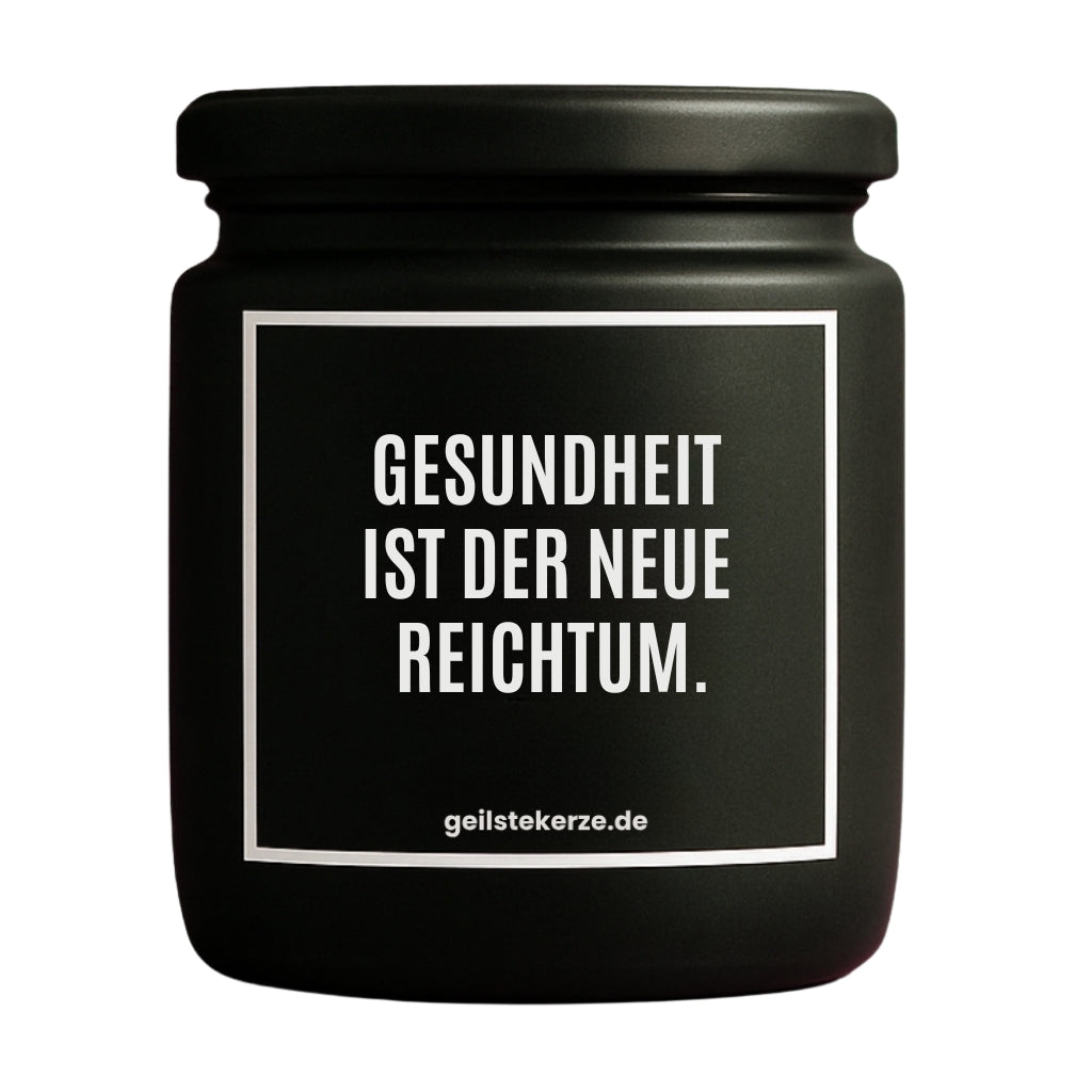 Erste von künstlicher Intelligenz kreierte Vegane Bio-Kerze mit Spruch – GESUNDHEIT IST DER NEUE REICHTUM. Mega lange Brenndauer von 80 Stunde, hochwertige ätherische Öle schaffen beste Duftverteilung. Mit 1400 lustigen Sprüchen perfekt zum Verschenken. Handgemacht in Deutschland von geilstekerze.de -Die beste Duftkerze die du kaufen kannst.