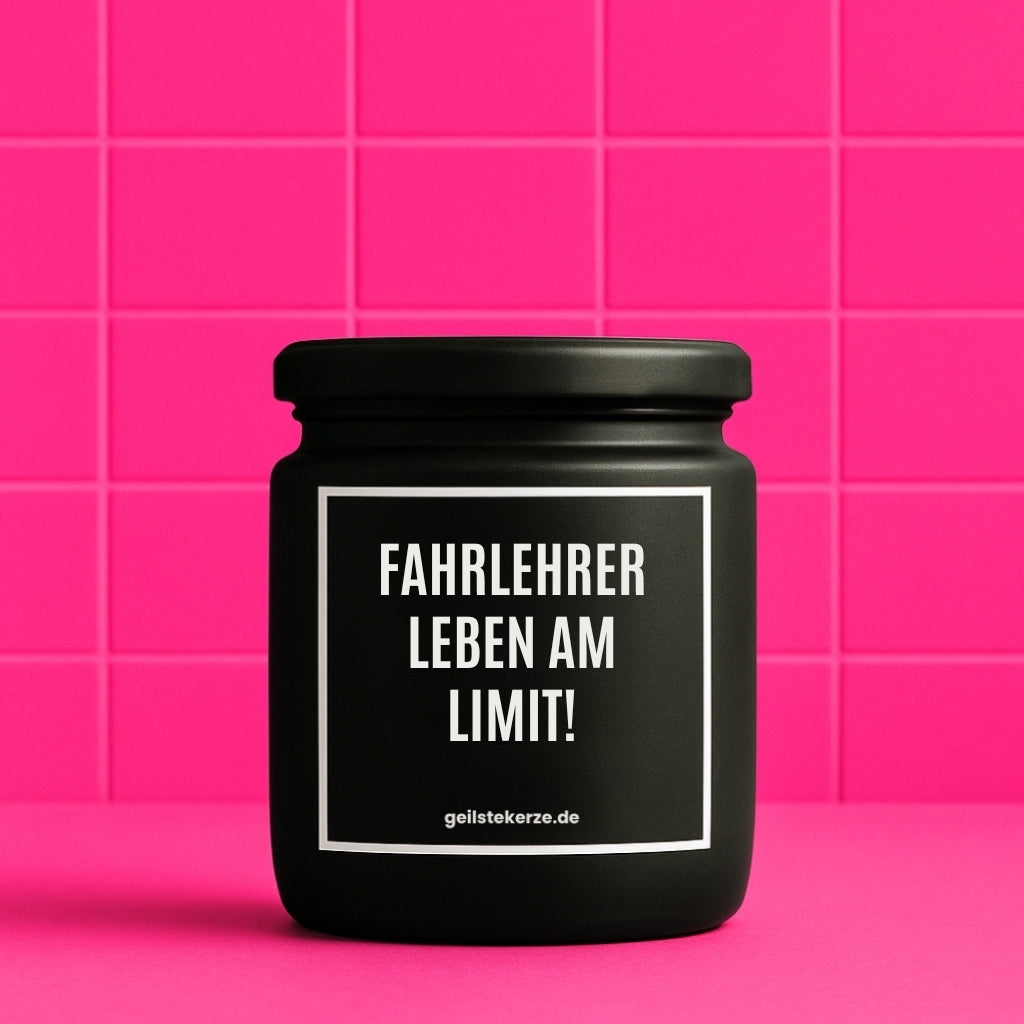 Erste von künstlicher Intelligenz kreierte Vegane Bio-Kerze mit Spruch – FAHRLEHRER LEBEN AM LIMIT! Mega lange Brenndauer von 80 Stunde, hochwertige ätherische Öle schaffen beste Duftverteilung. Mit 1400 lustigen Sprüchen perfekt zum Verschenken. Handgemacht in Deutschland von geilstekerze.de -Die beste Duftkerze die du kaufen kannst.
