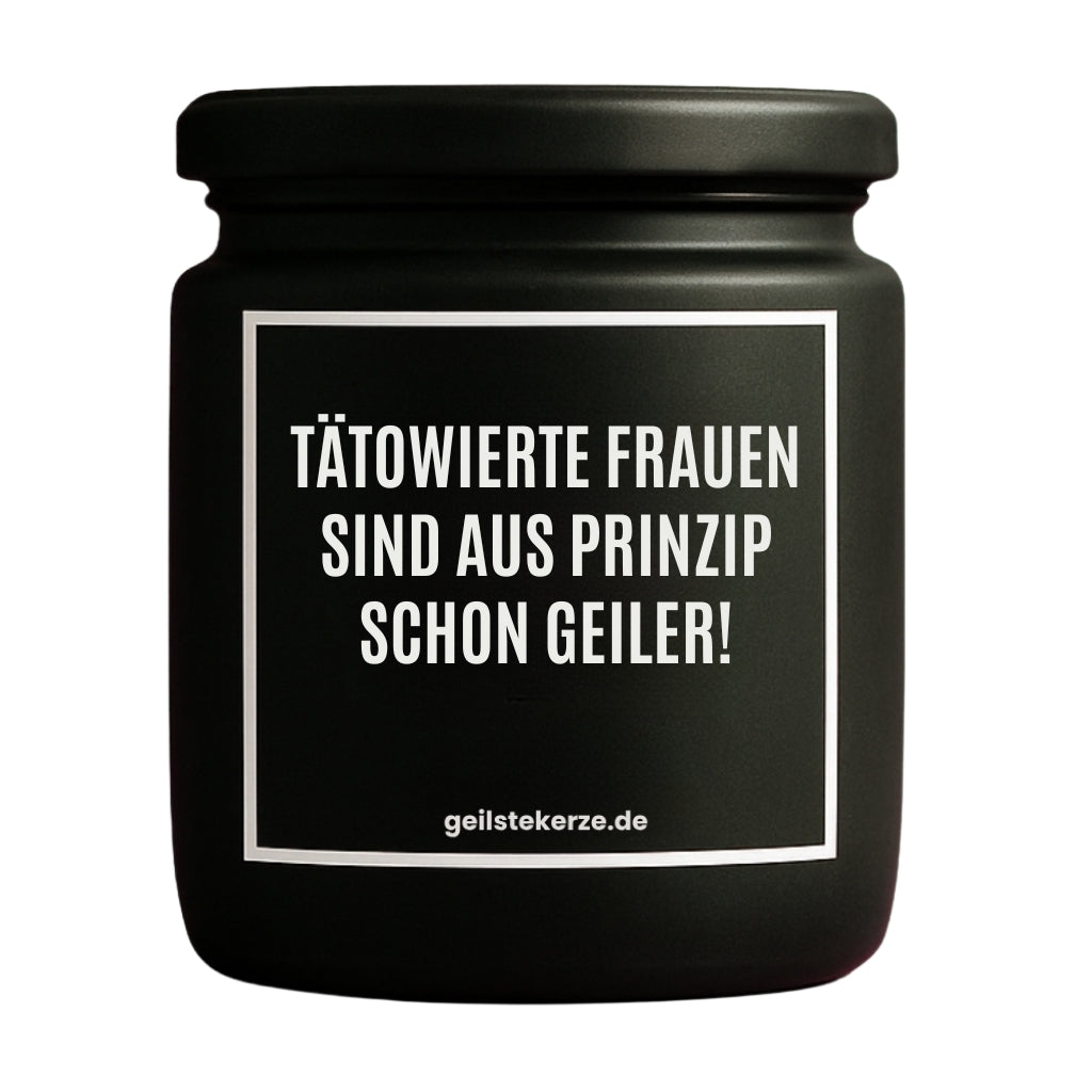 Erste von künstlicher Intelligenz kreierte Vegane Bio-Kerze mit Spruch – TÄTOWIERTE FRAUEN SIND AUS PRINZIP SCHON GEILER! Mega lange Brenndauer von 80 Stunde, hochwertige ätherische Öle schaffen beste Duftverteilung. Mit 1400 lustigen Sprüchen perfekt zum Verschenken. Handgemacht in Deutschland von geilstekerze.de -Die beste Duftkerze die du kaufen kannst.