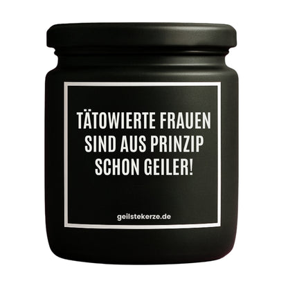Erste von künstlicher Intelligenz kreierte Vegane Bio-Kerze mit Spruch – TÄTOWIERTE FRAUEN SIND AUS PRINZIP SCHON GEILER! Mega lange Brenndauer von 80 Stunde, hochwertige ätherische Öle schaffen beste Duftverteilung. Mit 1400 lustigen Sprüchen perfekt zum Verschenken. Handgemacht in Deutschland von geilstekerze.de -Die beste Duftkerze die du kaufen kannst.