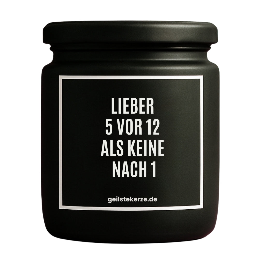 Erste von künstlicher Intelligenz kreierte Vegane Bio-Kerze mit Spruch – LIEBER 5 VOR 12 ALS KEINE NACH 1 Mega lange Brenndauer von 80 Stunde, hochwertige ätherische Öle schaffen beste Duftverteilung. Mit 1400 lustigen Sprüchen perfekt zum Verschenken. Handgemacht in Deutschland von geilstekerze.de -Die beste Duftkerze die du kaufen kannst.