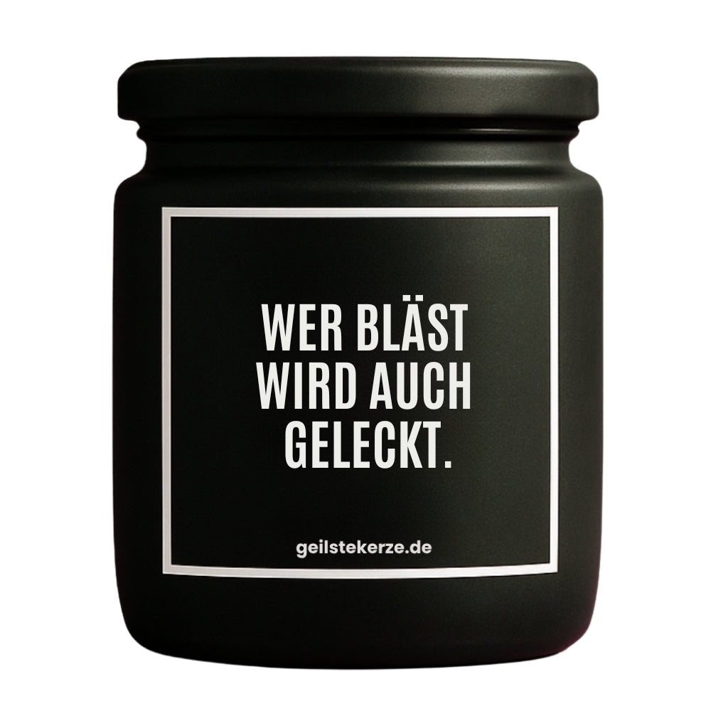 Duftkerze mit Spruch von geilstekerze ist der neue Geschenketrend. Diese witzige Kerze Vegane Bio-Kerze mit Spruch – WER BLÄST WIRD AUCH GELECKT. brennt mega lange sagenhafte 80 Stunde, hochwertige ätherische Öle schaffen beste Duftverteilung. Mit 1400 lustigen Sprüchen perfekt zum Verschenken. Handgemacht in Deutschland von geilstekerze.de -Die beste Duftkerze die du kaufen kannst.
