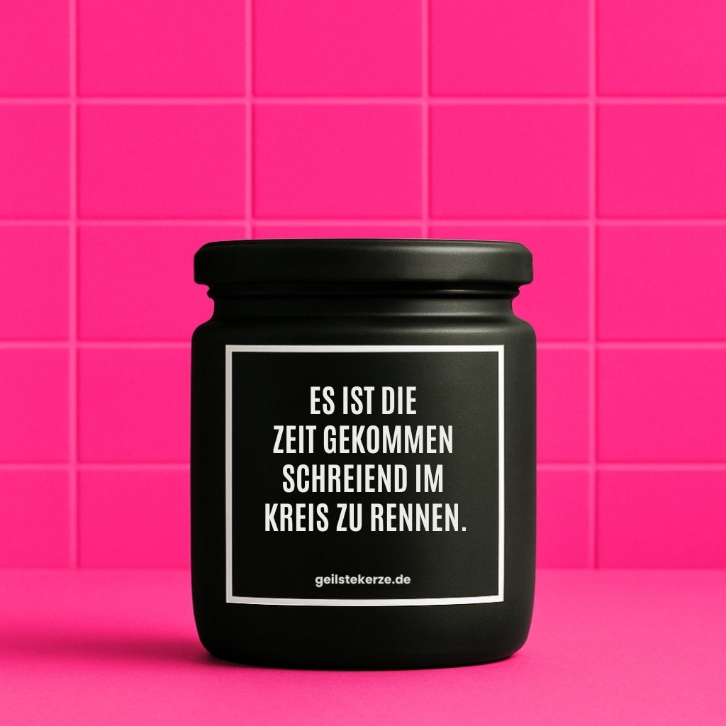 Erste von künstlicher Intelligenz kreierte Vegane Bio-Kerze mit Spruch – ES IST DIE ZEIT GEKOMMEN SCHREIEND IM KREIS ZU RENNEN. Mega lange Brenndauer von 80 Stunde, hochwertige ätherische Öle schaffen beste Duftverteilung. Mit 1400 lustigen Sprüchen perfekt zum Verschenken. Handgemacht in Deutschland von geilstekerze.de -Die beste Duftkerze die du kaufen kannst.