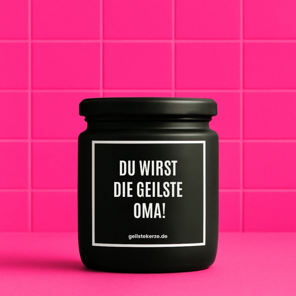 Erste von künstlicher Intelligenz kreierte Vegane Bio-Kerze mit Spruch – DU WIRST DIE GEILSTE OMA! Mega lange Brenndauer von 80 Stunde, hochwertige ätherische Öle schaffen beste Duftverteilung. Mit 1400 lustigen Sprüchen perfekt zum Verschenken. Handgemacht in Deutschland von geilstekerze.de -Die beste Duftkerze die du kaufen kannst.
