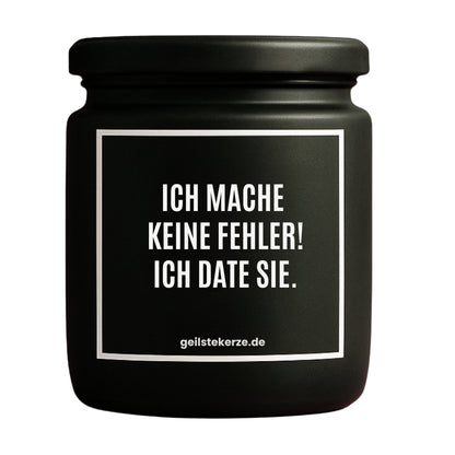 Erste von künstlicher Intelligenz kreierte Vegane Bio-Kerze mit Spruch – ICH MACHE KEINE FEHLER! ICH DATE SIE. Mega lange Brenndauer von 80 Stunde, hochwertige ätherische Öle schaffen beste Duftverteilung. Mit 1400 lustigen Sprüchen perfekt zum Verschenken. Handgemacht in Deutschland von geilstekerze.de -Die beste Duftkerze die du kaufen kannst.