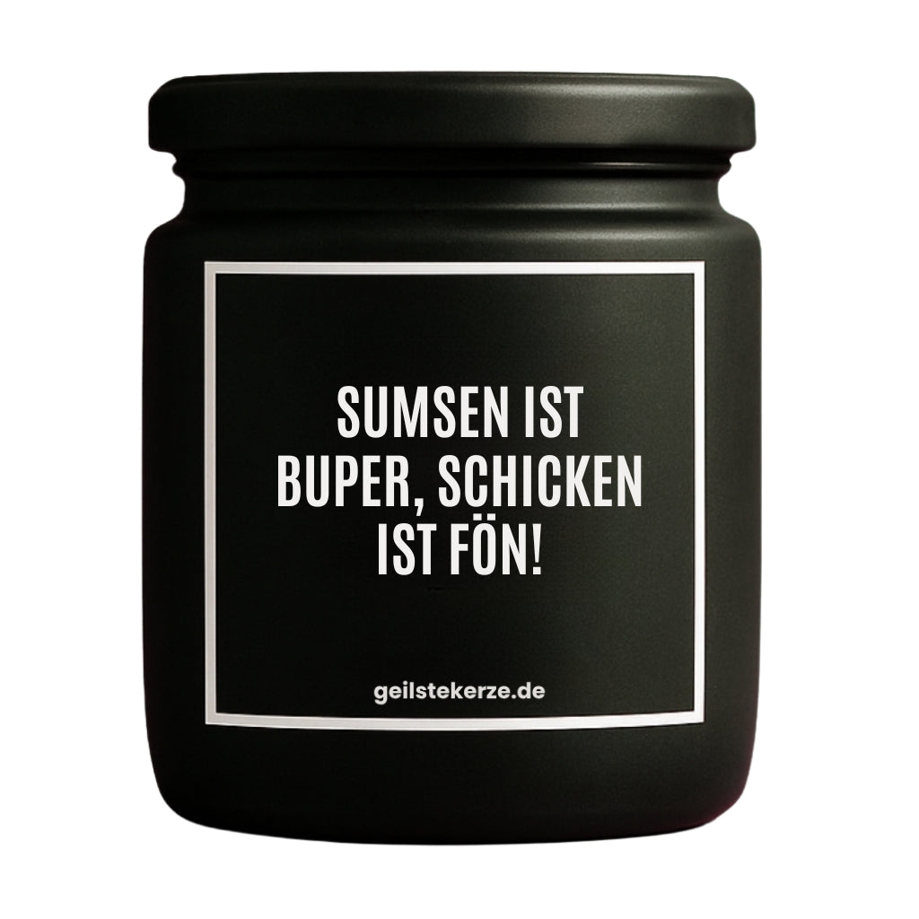 Duftkerze mit Spruch von geilstekerze ist der neue Geschenketrend. Diese witzige Kerze Vegane Bio-Kerze mit Spruch – SUMSEN IST BUPER SCHICKEN IST FÖN! brennt mega lange sagenhafte 80 Stunde, hochwertige ätherische Öle schaffen beste Duftverteilung. Mit 1400 lustigen Sprüchen perfekt zum Verschenken. Handgemacht in Deutschland von geilstekerze.de -Die beste Duftkerze die du kaufen kannst.