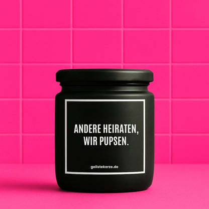 Erste von künstlicher Intelligenz kreierte Vegane Bio-Kerze mit Spruch – ANDERE HEIRATEN, WIR PUPSEN. Mega lange Brenndauer von 80 Stunde, hochwertige ätherische Öle schaffen beste Duftverteilung. Mit 1400 lustigen Sprüchen perfekt zum Verschenken. Handgemacht in Deutschland von geilstekerze.de -Die beste Duftkerze die du kaufen kannst.