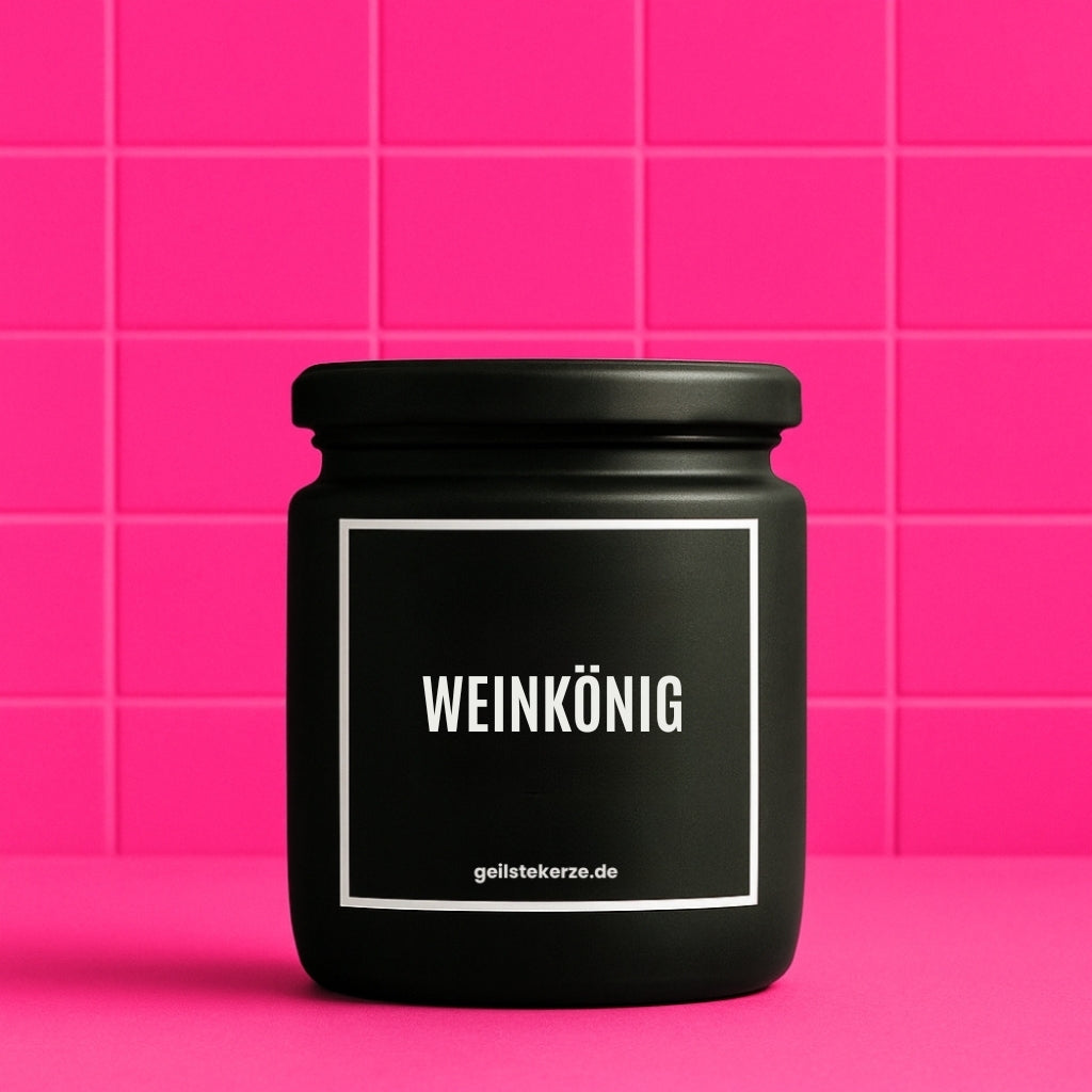 Duftkerze mit Spruch von geilstekerze ist der neue Geschenketrend. Diese witzige Kerze Vegane Bio-Kerze mit Spruch – WEINKÖNIG brennt mega lange sagenhafte 80 Stunde, hochwertige ätherische Öle schaffen beste Duftverteilung. Mit 1400 lustigen Sprüchen perfekt zum Verschenken. Handgemacht in Deutschland von geilstekerze.de -Die beste Duftkerze die du kaufen kannst.