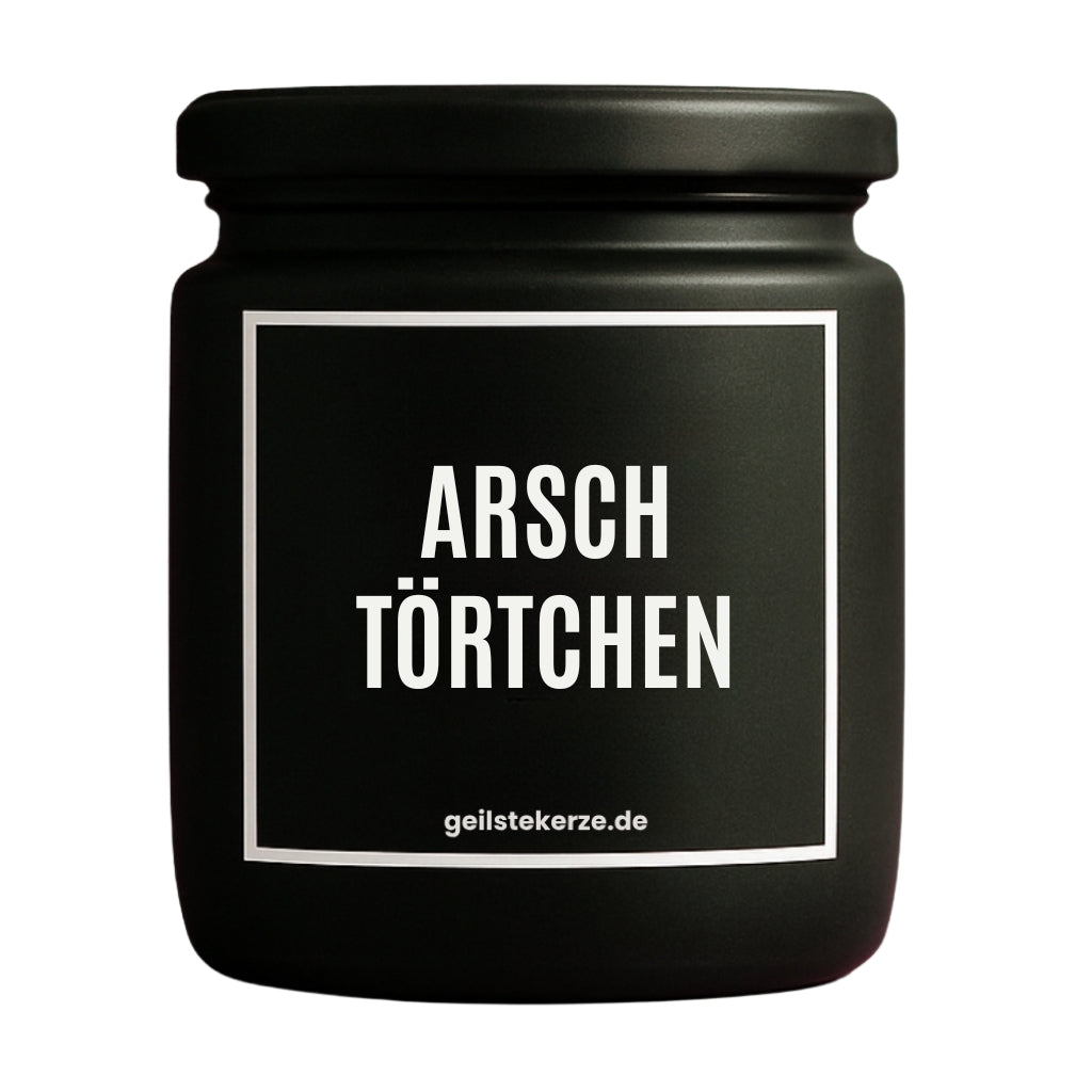 Duftkerze mit Spruch von geilstekerze ist der neue Geschenketrend. Diese witzige Kerze Vegane Bio-Kerze mit Spruch – ARSCHTÖRTCHEN brennt mega lange sagenhafte 80 Stunde, hochwertige ätherische Öle schaffen beste Duftverteilung. Mit 1400 lustigen Sprüchen perfekt zum Verschenken. Handgemacht in Deutschland von geilstekerze.de -Die beste Duftkerze die du kaufen kannst.