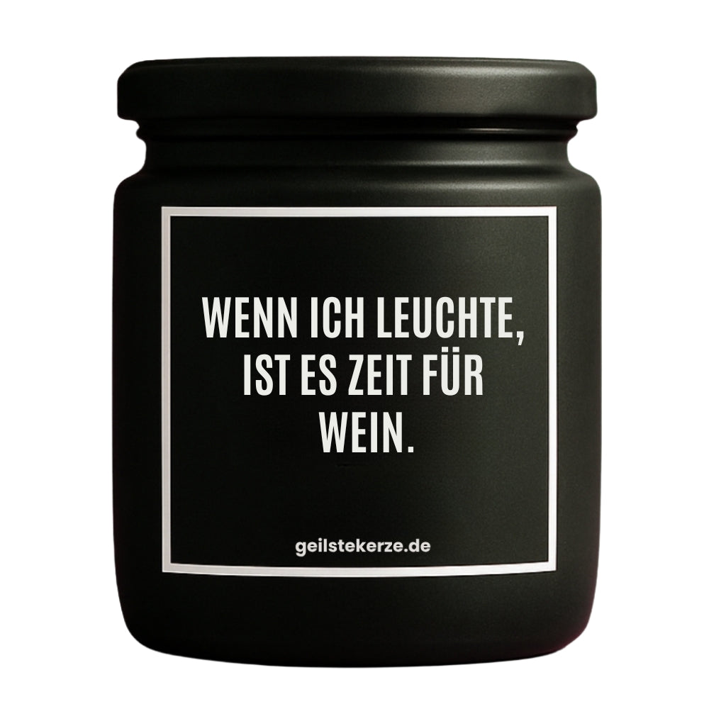 Erste von künstlicher Intelligenz kreierte Vegane Bio-Kerze mit Spruch – WENN ICH LEUCHTE IST ES ZEIT FÜR WEIN. Mega lange Brenndauer von 80 Stunde, hochwertige ätherische Öle schaffen beste Duftverteilung. Mit 1400 lustigen Sprüchen perfekt zum Verschenken. Handgemacht in Deutschland von geilstekerze.de -Die beste Duftkerze die du kaufen kannst.
