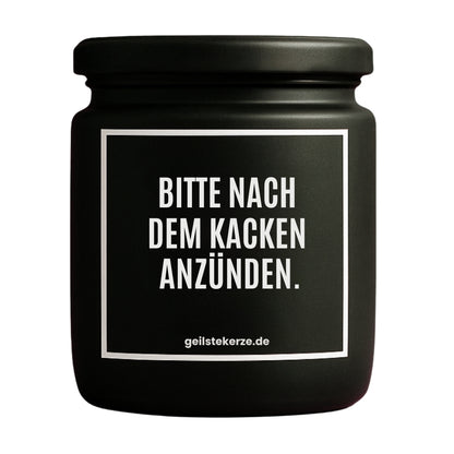 Erste von künstlicher Intelligenz kreierte Vegane Bio-Kerze mit Spruch – BITTE NACH DEM KACKEN ANZÜNDEN. Mega lange Brenndauer von 80 Stunde, hochwertige ätherische Öle schaffen beste Duftverteilung. Mit 1400 lustigen Sprüchen perfekt zum Verschenken. Handgemacht in Deutschland von geilstekerze.de -Die beste Duftkerze die du kaufen kannst.