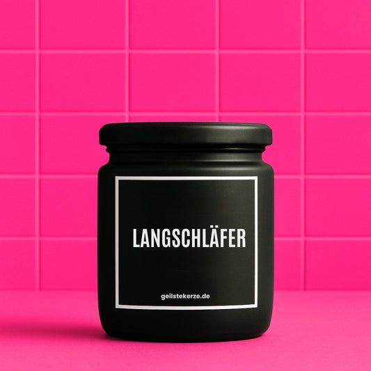 Duftkerze mit Spruch von geilstekerze ist der neue Geschenketrend. Diese witzige Kerze Vegane Bio-Kerze mit Spruch – LANGSCHLÄFER brennt mega lange sagenhafte 80 Stunde, hochwertige ätherische Öle schaffen beste Duftverteilung. Mit 1400 lustigen Sprüchen perfekt zum Verschenken. Handgemacht in Deutschland von geilstekerze.de -Die beste Duftkerze die du kaufen kannst.