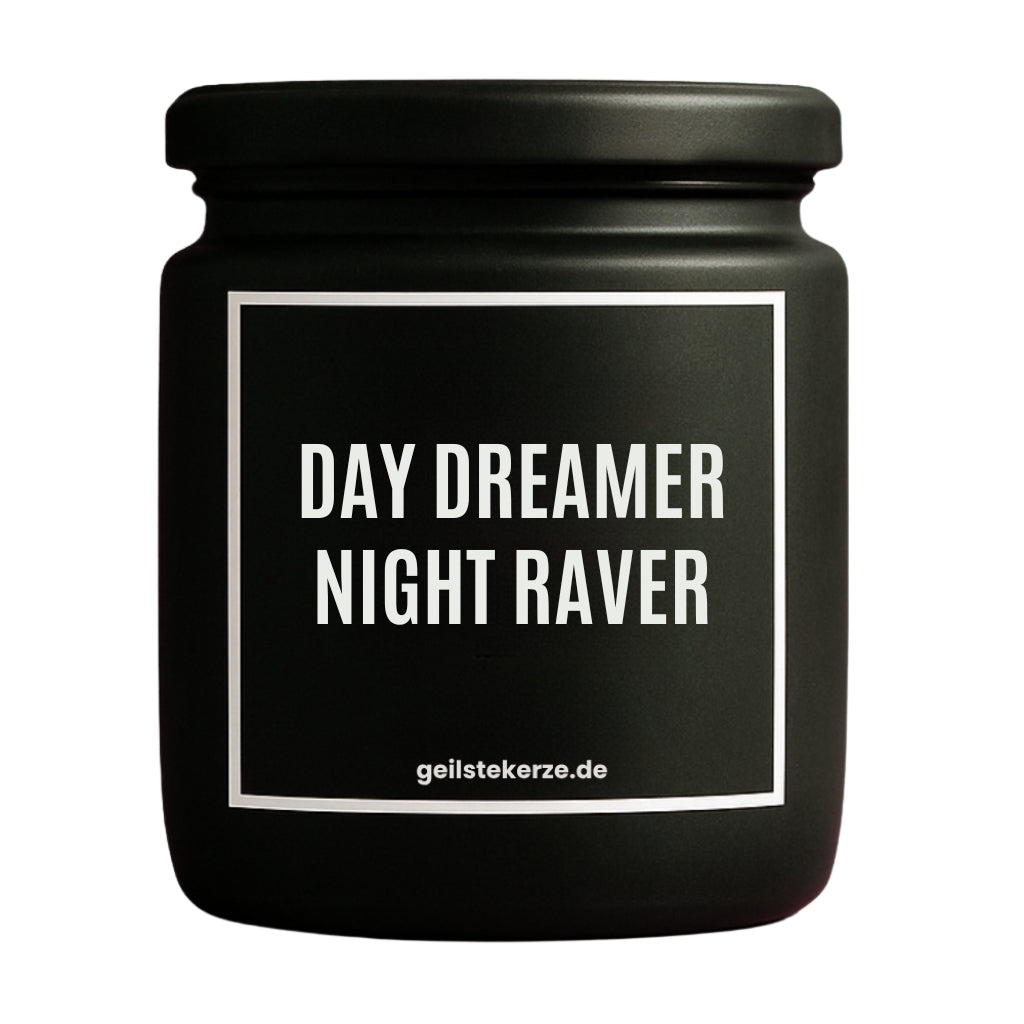 Erste von künstlicher Intelligenz kreierte Vegane Bio-Kerze mit Spruch – DAY DREAMER NIGHT RAVER Mega lange Brenndauer von 80 Stunde, hochwertige ätherische Öle schaffen beste Duftverteilung. Mit 1400 lustigen Sprüchen perfekt zum Verschenken. Handgemacht in Deutschland von geilstekerze.de -Die beste Duftkerze die du kaufen kannst.