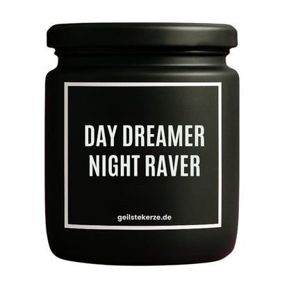 Erste von künstlicher Intelligenz kreierte Vegane Bio-Kerze mit Spruch – DAY DREAMER NIGHT RAVER Mega lange Brenndauer von 80 Stunde, hochwertige ätherische Öle schaffen beste Duftverteilung. Mit 1400 lustigen Sprüchen perfekt zum Verschenken. Handgemacht in Deutschland von geilstekerze.de -Die beste Duftkerze die du kaufen kannst.