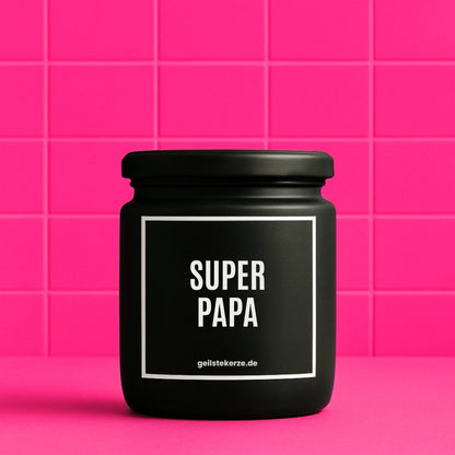 Erste von künstlicher Intelligenz kreierte Vegane Bio-Kerze mit Spruch – SUPERPAPA Mega lange Brenndauer von 80 Stunde, hochwertige ätherische Öle schaffen beste Duftverteilung. Mit 1400 lustigen Sprüchen perfekt zum Verschenken. Handgemacht in Deutschland von geilstekerze.de -Die beste Duftkerze die du kaufen kannst.
