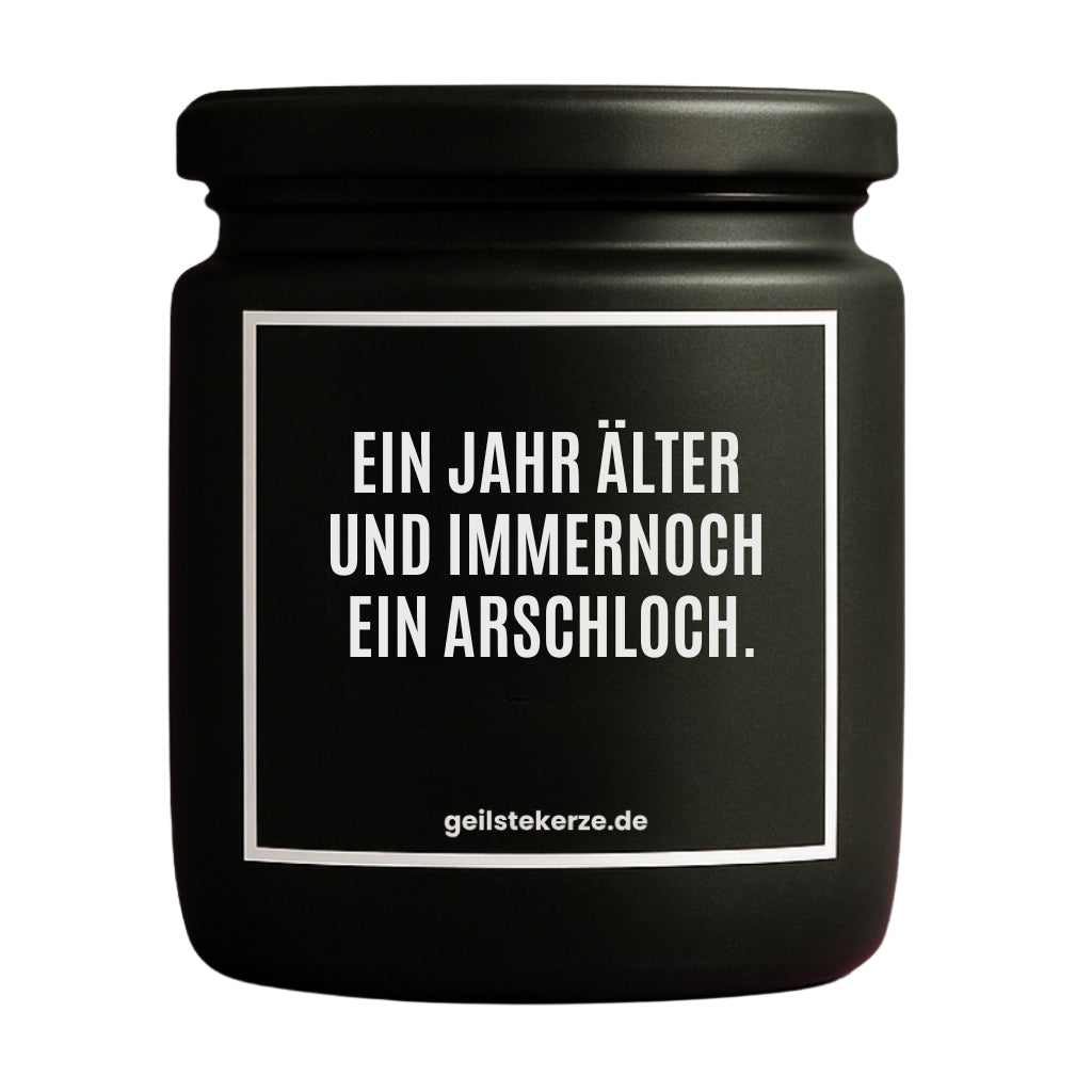 Erste von künstlicher Intelligenz kreierte Vegane Bio-Kerze mit Spruch – EIN JAHR ÄLTER UND IMMER NOCH EIN ARSCHLOCH. Mega lange Brenndauer von 80 Stunde, hochwertige ätherische Öle schaffen beste Duftverteilung. Mit 1400 lustigen Sprüchen perfekt zum Verschenken. Handgemacht in Deutschland von geilstekerze.de -Die beste Duftkerze die du kaufen kannst.