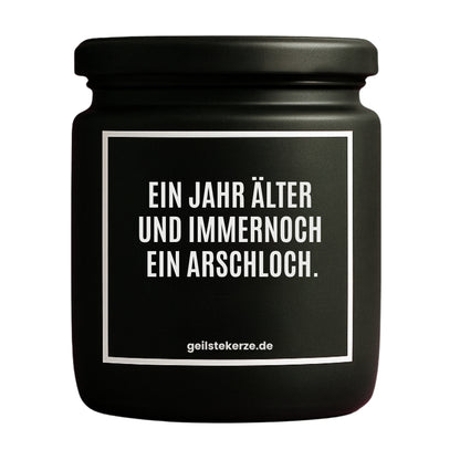 Erste von künstlicher Intelligenz kreierte Vegane Bio-Kerze mit Spruch – EIN JAHR ÄLTER UND IMMER NOCH EIN ARSCHLOCH. Mega lange Brenndauer von 80 Stunde, hochwertige ätherische Öle schaffen beste Duftverteilung. Mit 1400 lustigen Sprüchen perfekt zum Verschenken. Handgemacht in Deutschland von geilstekerze.de -Die beste Duftkerze die du kaufen kannst.