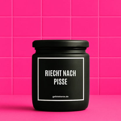 Duftkerze mit Spruch von geilstekerze ist der neue Geschenketrend. Diese witzige Kerze Vegane Bio-Kerze mit Spruch – RIECHT NACH PISSE brennt mega lange sagenhafte 80 Stunde, hochwertige ätherische Öle schaffen beste Duftverteilung. Mit 1400 lustigen Sprüchen perfekt zum Verschenken. Handgemacht in Deutschland von geilstekerze.de -Die beste Duftkerze die du kaufen kannst.