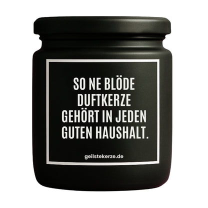 Erste von künstlicher Intelligenz kreierte Vegane Bio-Kerze mit Spruch – SO NE BLÖDE DUFTKERZE GEHÖRT IN JEDEN GUTEN HAUSHALT. Mega lange Brenndauer von 80 Stunde, hochwertige ätherische Öle schaffen beste Duftverteilung. Mit 1400 lustigen Sprüchen perfekt zum Verschenken. Handgemacht in Deutschland von geilstekerze.de -Die beste Duftkerze die du kaufen kannst.