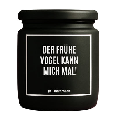 Erste von künstlicher Intelligenz kreierte Vegane Bio-Kerze mit Spruch – DER FRÜHE VOGEL KANN MICH MAL Mega lange Brenndauer von 80 Stunde, hochwertige ätherische Öle schaffen beste Duftverteilung. Mit 1400 lustigen Sprüchen perfekt zum Verschenken. Handgemacht in Deutschland von geilstekerze.de -Die beste Duftkerze die du kaufen kannst.