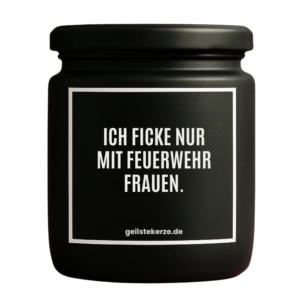 Duftkerze mit Spruch von geilstekerze ist der neue Geschenketrend. Diese witzige Kerze Vegane Bio-Kerze mit Spruch – ICH FICKE NUR MIT FEUERWEHR FRAUEN. brennt mega lange sagenhafte 80 Stunde, hochwertige ätherische Öle schaffen beste Duftverteilung. Mit 1400 lustigen Sprüchen perfekt zum Verschenken. Handgemacht in Deutschland von geilstekerze.de -Die beste Duftkerze die du kaufen kannst.