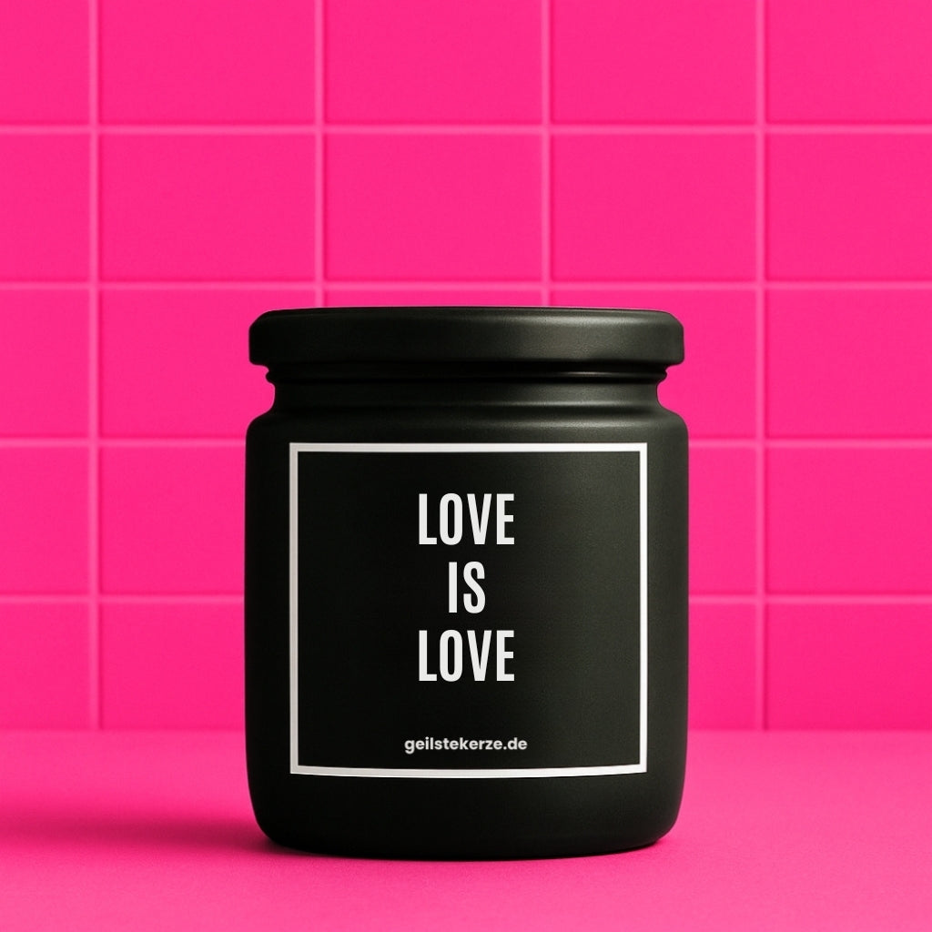 Duftkerze mit Spruch von geilstekerze ist der neue Geschenketrend. Diese witzige Kerze Vegane Bio-Kerze mit Spruch – LOVE IS LOVE brennt mega lange sagenhafte 80 Stunde, hochwertige ätherische Öle schaffen beste Duftverteilung. Mit 1400 lustigen Sprüchen perfekt zum Verschenken. Handgemacht in Deutschland von geilstekerze.de -Die beste Duftkerze die du kaufen kannst.