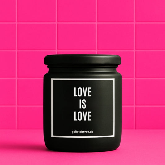 Erste von künstlicher Intelligenz kreierte Vegane Bio-Kerze mit Spruch – LOVE IS LOVE Mega lange Brenndauer von 80 Stunde, hochwertige ätherische Öle schaffen beste Duftverteilung. Mit 1400 lustigen Sprüchen perfekt zum Verschenken. Handgemacht in Deutschland von geilstekerze.de -Die beste Duftkerze die du kaufen kannst.
