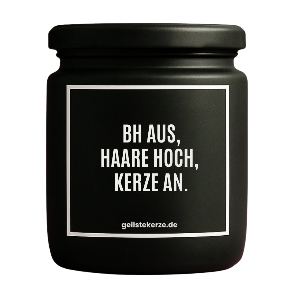 Erste von künstlicher Intelligenz kreierte Vegane Bio-Kerze mit Spruch – BH AUS, HAARE HOCH, KERZE AN. Mega lange Brenndauer von 80 Stunde, hochwertige ätherische Öle schaffen beste Duftverteilung. Mit 1400 lustigen Sprüchen perfekt zum Verschenken. Handgemacht in Deutschland von geilstekerze.de -Die beste Duftkerze die du kaufen kannst.