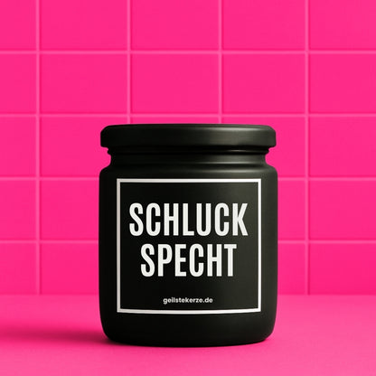 Duftkerze mit Spruch von geilstekerze ist der neue Geschenketrend. Diese witzige Kerze Vegane Bio-Kerze mit Spruch – SCHLUCKSPECHT brennt mega lange sagenhafte 80 Stunde, hochwertige ätherische Öle schaffen beste Duftverteilung. Mit 1400 lustigen Sprüchen perfekt zum Verschenken. Handgemacht in Deutschland von geilstekerze.de -Die beste Duftkerze die du kaufen kannst.