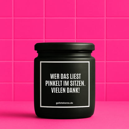 Erste von künstlicher Intelligenz kreierte Vegane Bio-Kerze mit Spruch – WER DAS LIEST PINKELT IM SITZEN. VIELEN DANK! Mega lange Brenndauer von 80 Stunde, hochwertige ätherische Öle schaffen beste Duftverteilung. Mit 1400 lustigen Sprüchen perfekt zum Verschenken. Handgemacht in Deutschland von geilstekerze.de -Die beste Duftkerze die du kaufen kannst.