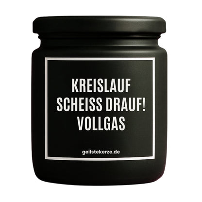 Erste von künstlicher Intelligenz kreierte Vegane Bio-Kerze mit Spruch – KREISLAUF SCHEISS DRAUF VOLLGAS Mega lange Brenndauer von 80 Stunde, hochwertige ätherische Öle schaffen beste Duftverteilung. Mit 1400 lustigen Sprüchen perfekt zum Verschenken. Handgemacht in Deutschland von geilstekerze.de -Die beste Duftkerze die du kaufen kannst.