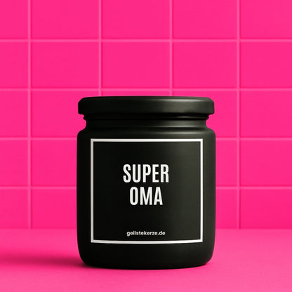 Erste von künstlicher Intelligenz kreierte Vegane Bio-Kerze mit Spruch – SUPEROMA Mega lange Brenndauer von 80 Stunde, hochwertige ätherische Öle schaffen beste Duftverteilung. Mit 1400 lustigen Sprüchen perfekt zum Verschenken. Handgemacht in Deutschland von geilstekerze.de -Die beste Duftkerze die du kaufen kannst.