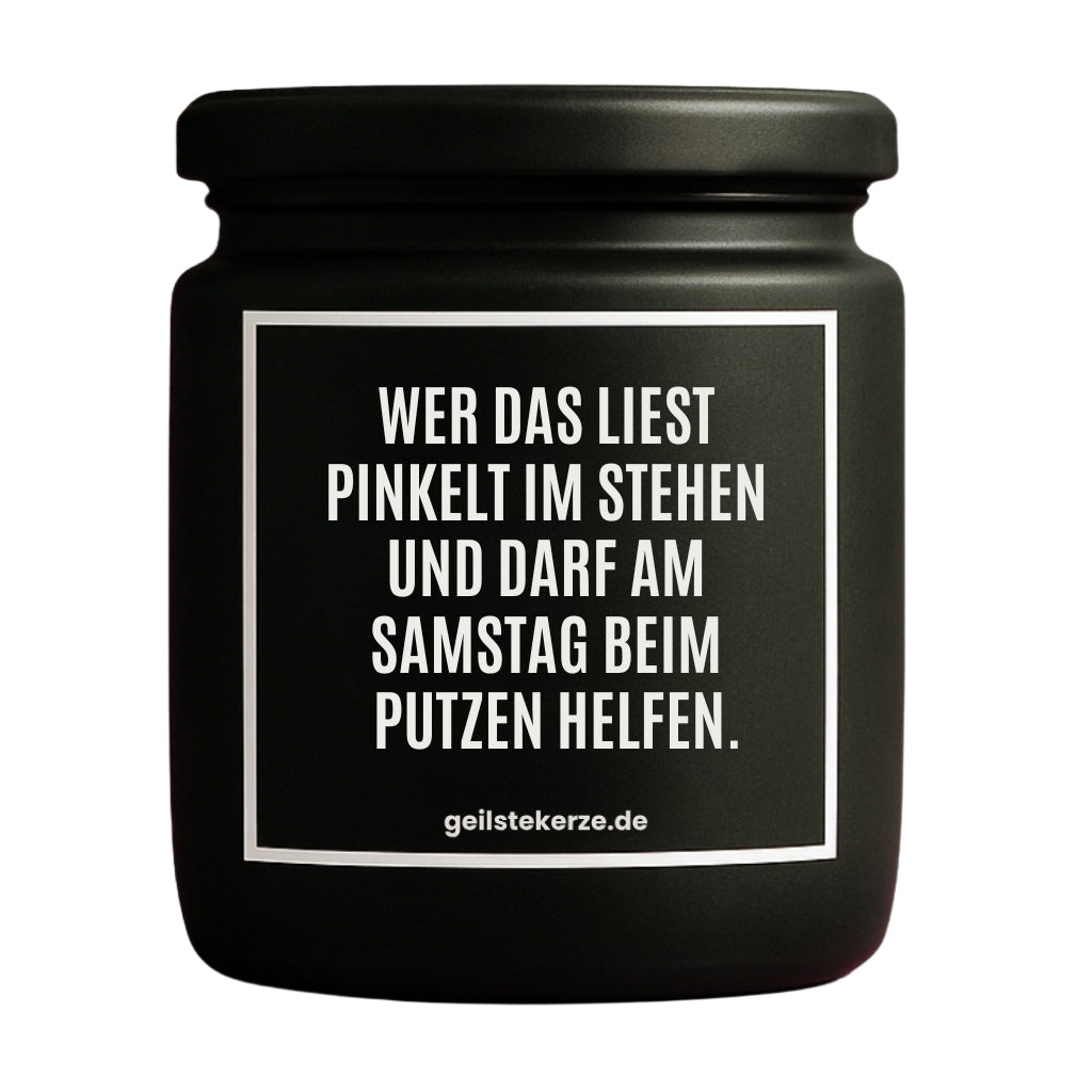 Erste von künstlicher Intelligenz kreierte Vegane Bio-Kerze mit Spruch – WER DAS LIEST PINKELT IM STEHEN UND DARF AM SAMSTAG BEIM PUTZEN HELFEN. Mega lange Brenndauer von 80 Stunde, hochwertige ätherische Öle schaffen beste Duftverteilung. Mit 1400 lustigen Sprüchen perfekt zum Verschenken. Handgemacht in Deutschland von geilstekerze.de -Die beste Duftkerze die du kaufen kannst.