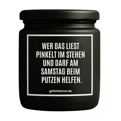 Erste von künstlicher Intelligenz kreierte Vegane Bio-Kerze mit Spruch – WER DAS LIEST PINKELT IM STEHEN UND DARF AM SAMSTAG BEIM PUTZEN HELFEN. Mega lange Brenndauer von 80 Stunde, hochwertige ätherische Öle schaffen beste Duftverteilung. Mit 1400 lustigen Sprüchen perfekt zum Verschenken. Handgemacht in Deutschland von geilstekerze.de -Die beste Duftkerze die du kaufen kannst.