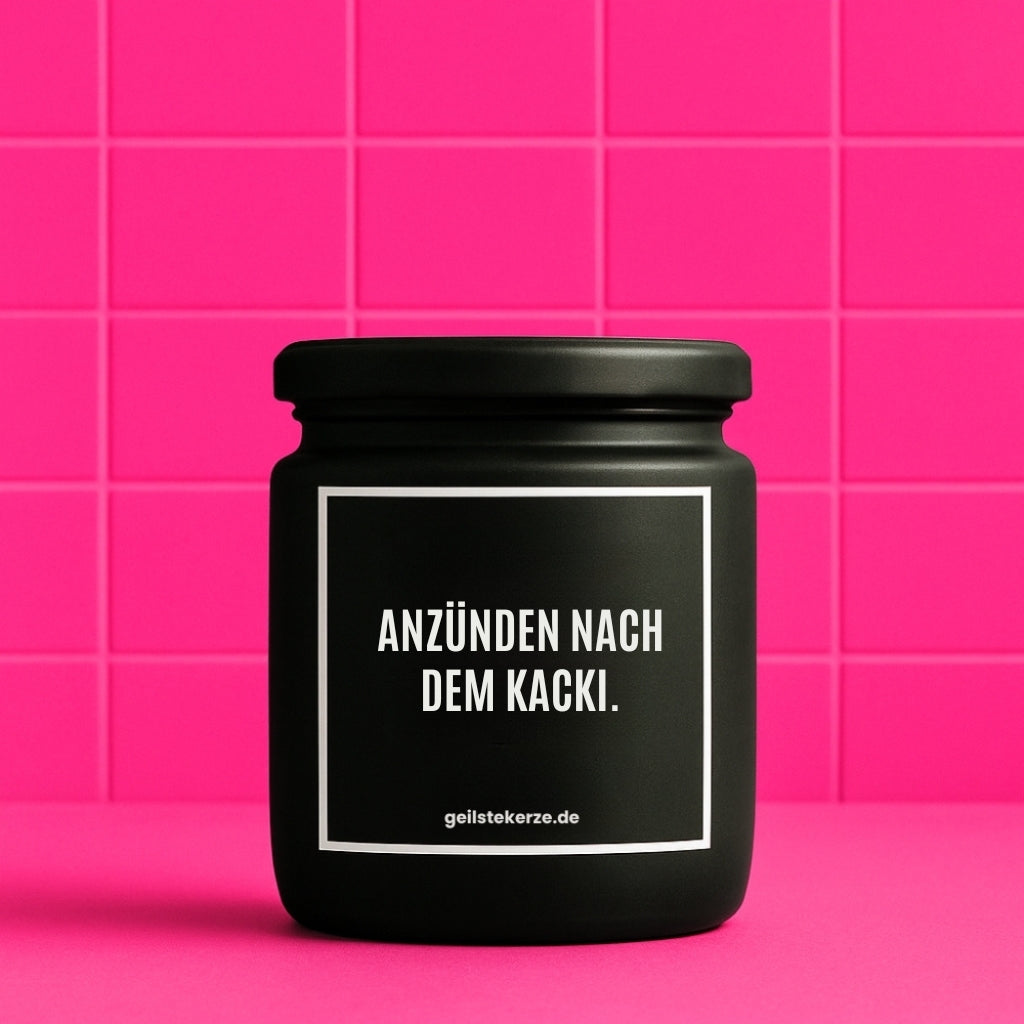 Duftkerze mit Spruch von geilstekerze ist der neue Geschenketrend. Diese witzige Kerze Vegane Bio-Kerze mit Spruch – ANZÜNDEN NACH DEM KACKI. brennt mega lange sagenhafte 80 Stunde, hochwertige ätherische Öle schaffen beste Duftverteilung. Mit 1400 lustigen Sprüchen perfekt zum Verschenken. Handgemacht in Deutschland von geilstekerze.de -Die beste Duftkerze die du kaufen kannst.