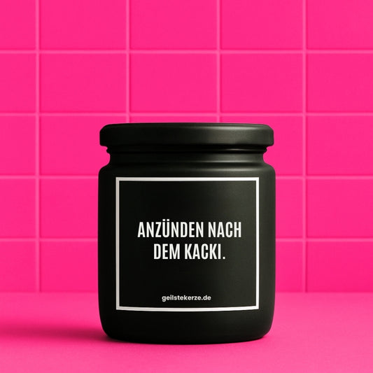 Duftkerze mit Spruch von geilstekerze ist der neue Geschenketrend. Diese witzige Kerze Vegane Bio-Kerze mit Spruch – ANZÜNDEN NACH DEM KACKI. brennt mega lange sagenhafte 80 Stunde, hochwertige ätherische Öle schaffen beste Duftverteilung. Mit 1400 lustigen Sprüchen perfekt zum Verschenken. Handgemacht in Deutschland von geilstekerze.de -Die beste Duftkerze die du kaufen kannst.