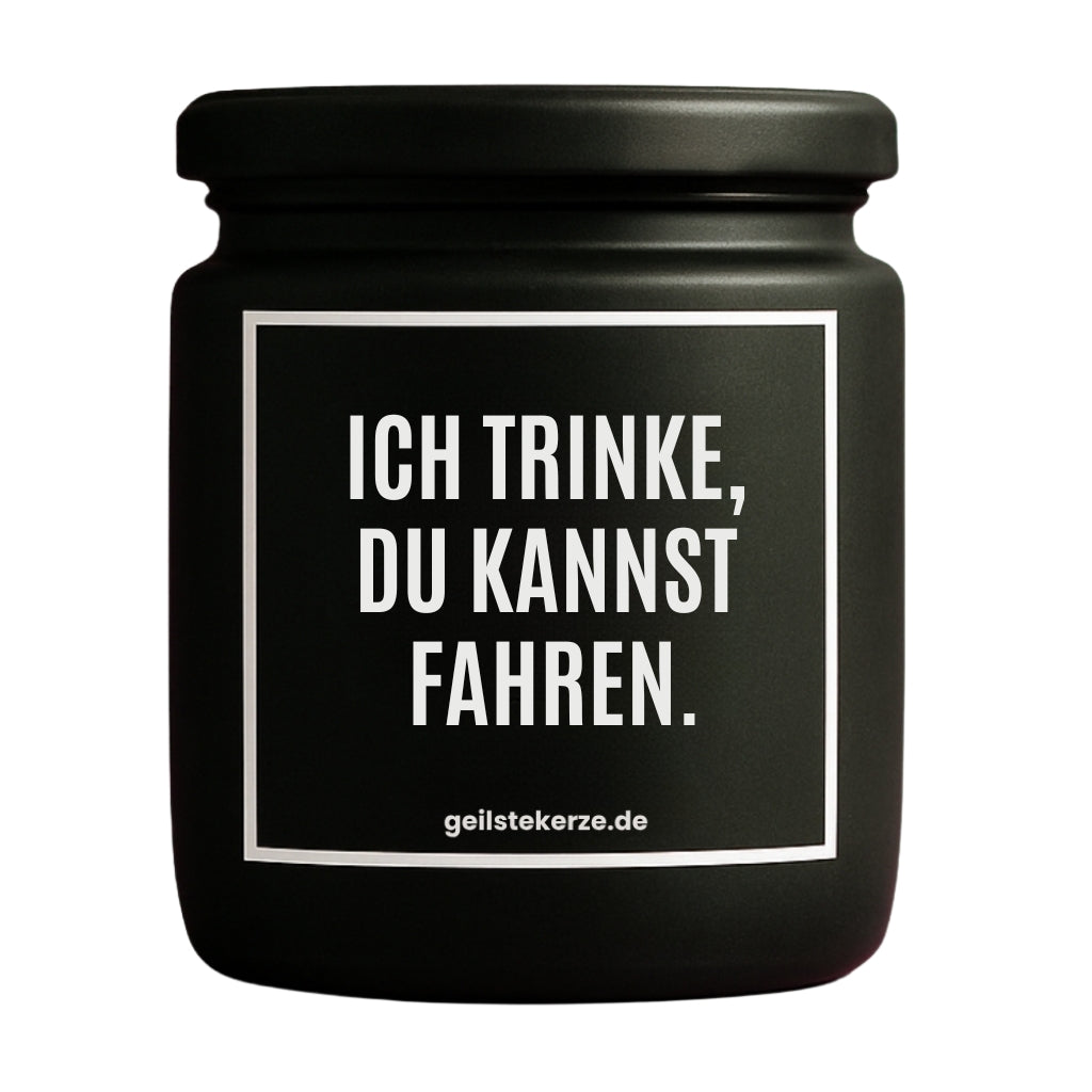 Erste von künstlicher Intelligenz kreierte Vegane Bio-Kerze mit Spruch – ICH TRINKE, DU KANNST FAHREN. Mega lange Brenndauer von 80 Stunde, hochwertige ätherische Öle schaffen beste Duftverteilung. Mit 1400 lustigen Sprüchen perfekt zum Verschenken. Handgemacht in Deutschland von geilstekerze.de -Die beste Duftkerze die du kaufen kannst.