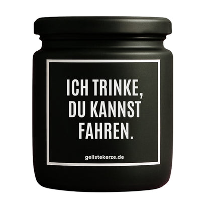 Erste von künstlicher Intelligenz kreierte Vegane Bio-Kerze mit Spruch – ICH TRINKE, DU KANNST FAHREN. Mega lange Brenndauer von 80 Stunde, hochwertige ätherische Öle schaffen beste Duftverteilung. Mit 1400 lustigen Sprüchen perfekt zum Verschenken. Handgemacht in Deutschland von geilstekerze.de -Die beste Duftkerze die du kaufen kannst.